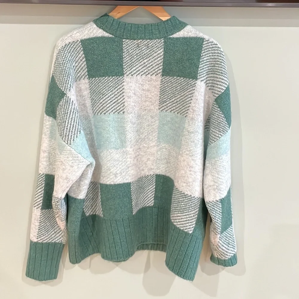 Beautiful and Fuzzy Sweater. - Picture 2 of 3